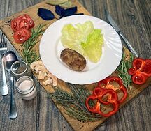 Котлета по-домашнему с гарниром на выбор