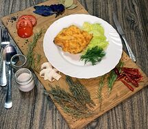 Филе горбуши под сырно-яичной шапочкой с гарниром выбор