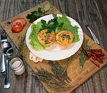 Корзиночки омлетные с томатом, сыром и зеленью