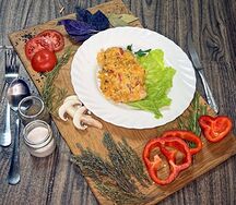 Куриная отбивная под томатом и сыром с гарниром на выбор