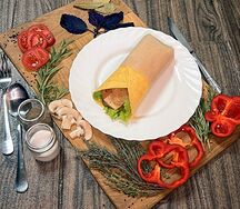 Ролл с курицей, овощами и сыром