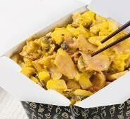 Соба с курицей и беконом в сливочном Карри