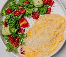 Скрэмбл с овощным салатом и трюфельным сыром