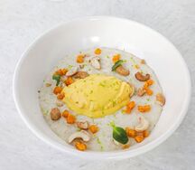 Рисовая каша на кокосовом молоке с муссом из манго и орешками кешью
