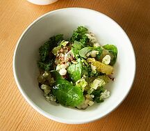 Салат с карамелизованной грушей, шпинатом и голубым сыром