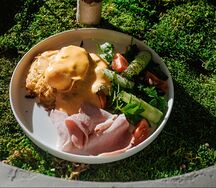 Бенедикт на картофельных оладьях с прошутто котто