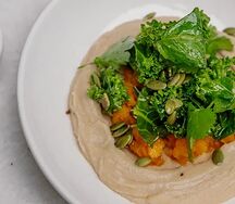 Хумус из белой фасоли с карамелизованной тыквой и миксом семечек