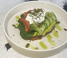 Авокадо-тост с лососем, яйцом пашот, свежей зеленью и миксом семечек