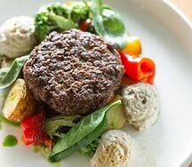 Бифштекс из говядины с овощами гриль и трюфельным соусом