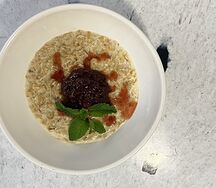 Овсяная каша с домашним вареньем