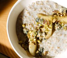 Овсяная каша с карамелизованной грушей, фисташкой и голубым сыром