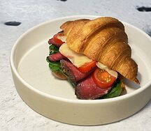 Круассан с ростбифом, томатами, сыром грюйер и горчичным соусом