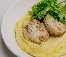 Рубленые котлеты из индейки с картофельным пюре и греческим соусом