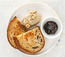 Куриный паштет с жареным фундуком и луковым конфитюром