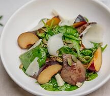 Теплый салат с куриной печенью, сливой, шпинатом и пармезаном