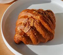 Круассан с марципаном