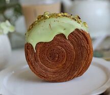 Круассан-сюпрем Фисташка-малина