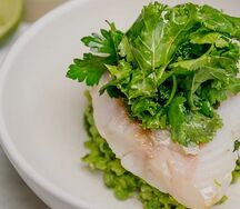 Филе судака с мятным горошком, свежими травами и лимонным соусом
