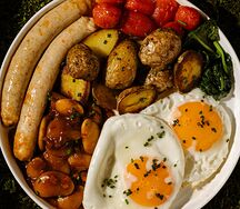 Глазунья с куриными колбасками, беби-картофелем, фасолью лима и маринованными томатами