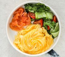 Японский омлет со слабосоленым лососем и овощным салатом