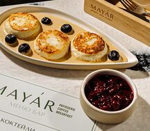 Сырники с крем-брюле и вишневым компоте