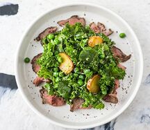 Салат с ростбифом, печеным картофелем и свежими травами