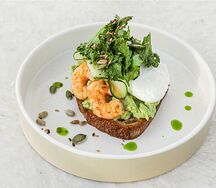 Авокадо тост с креветкой, яйцом пашот и свежей зеленью