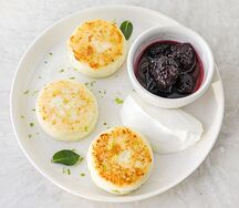 Сырники с домашним вареньем и сметаной