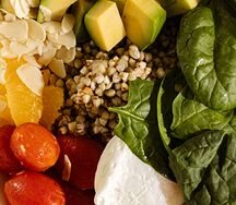 Боул с зеленой гречкой, авокадо и яйцом пашот