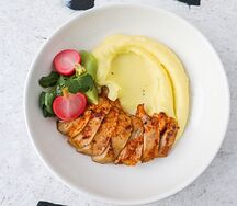 Куриное бедро с картофельным пюре, сыром и маринованными овощами