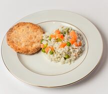 Котлета из курицы с сыром и рис с овощами