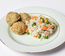Биточки куриные с ризотто и овощами