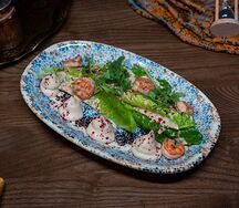 Салат из печеного сельдерея с креветками