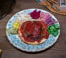 Донер из говядины на тарелке