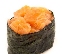 Гункан с лососем