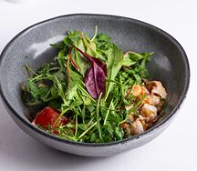 Поке с креветками и миксом трав