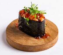 Гункан с острым лососем