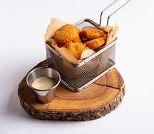 Жареный сыр с соусом айоли