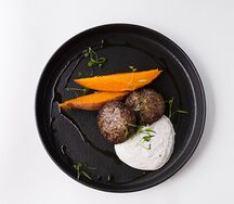 Котлеты из баранины с фисташками, бататом и соусом йогурта