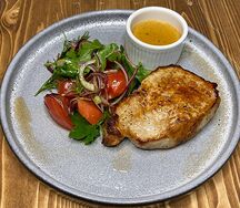 Свинина с моцареллой, сливочно-горчичным соусом и салатом из томатов