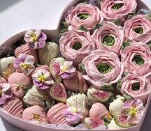 Клубника в шоколаде с зефирными цветами 