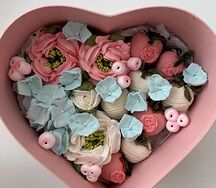 Клубника в шоколаде с зефирными пионами