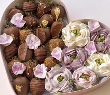 Клубника в шоколаде с зефирными цветами 