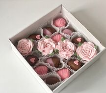 Клубника в шоколаде и зефирные розовые розы