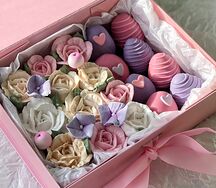 Клубника в шоколаде и зефирные цветы в коробке