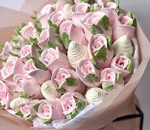 Клубника в шоколаде с розами из зефира 