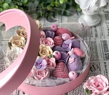 Клубника в шоколаде с зефирными розами в коробочке сердца