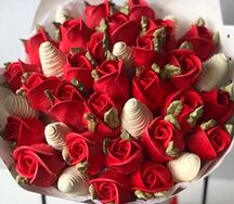 Букет из клубники в шоколаде и зефирных роз 