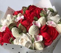 Клубника в шоколаде с зефирными пионами 