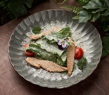 Цезарь с курицей на гриле